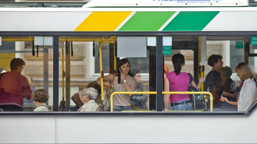 ﻿- LPP - Ljubljanski potni&scaron;ki promet - komunikacija,ljudje,potniki,avtobusi mestnega potni&scaron;kega prometa,MPP//FOTO: Tomaž Zajel&scaron;nikOPOMBA: ZA OBJAVO V PRILOGI - DNEVNIKOV OBJEKTIV - REPORTAŽA 2013    //FOTO: Tomaž Zajel&scaron;nik