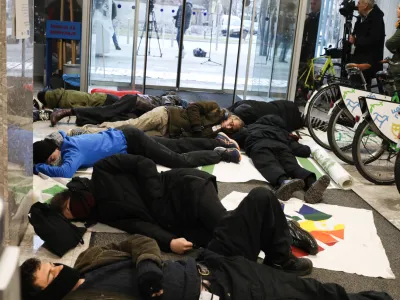 Medtem ko je v prostorih ministrstva za okolje, podnebje in energijo potekal posvet glede celovite presoje vplivov na okolje za nacionalni energetski in podnebni načrt, so aktivisti izvedli protestni&scaron;ko akcijo.&nbsp;