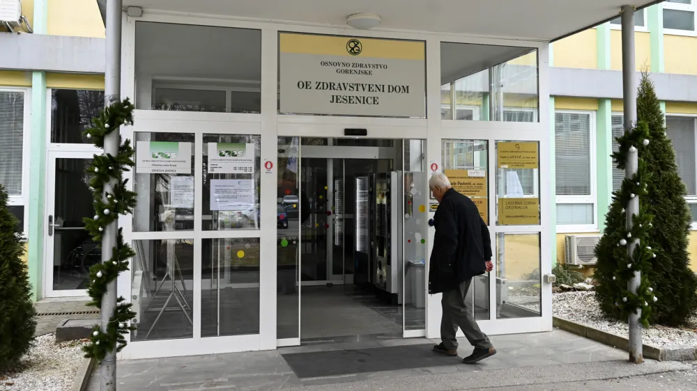 Zdravstveni dom Jesenice- 09.01.2024 &ndash; Jesenice &ndash; izpad vodovodnega omrežja &ndash; okvara distribucijskega vodovoda Peričnik - motnje pri oskrbi s pitno vodo //FOTO: Nik Erik Neubauer