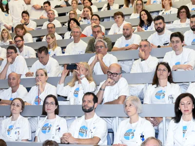  - 09.01.2024 &ndash; opozorilna stavka zdravnikov in zobozdravnikov - zdravniki in zobozdravniki zaradi neuresničenih zavez vlade iz že sklenjenih sporazumov opozorilno stavkali. protest //FOTO: Nik Erik Neubauer 