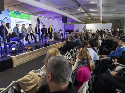 Več kot 130 udeležencev je imelo na srečanju pod naslovom Dobri temelji za globalno prihodnost priložnost spoznati primere uspe&scaron;nih prenosov lastni&scaron;tva v podjetjih. F Bor Slana/STA