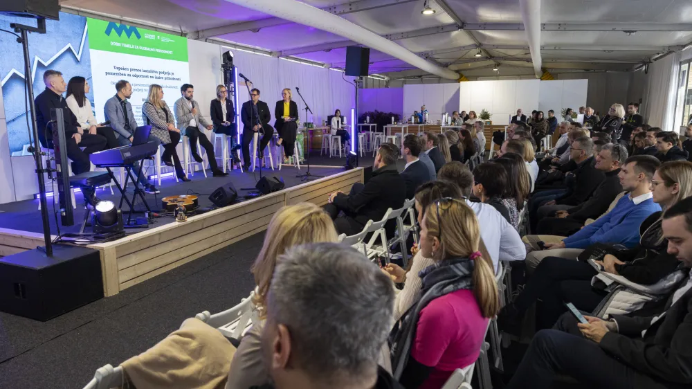 Več kot 130 udeležencev je imelo na srečanju pod naslovom Dobri temelji za globalno prihodnost priložnost spoznati primere uspe&scaron;nih prenosov lastni&scaron;tva v podjetjih. F Bor Slana/STA