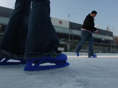 Tivoli - drsali&scaron;če na prostem, organizirala MOL v sodelovanju z Zavodom za turizem in Zavodom Tivoli - drsalci pri pokritem bazenu na igri&scaron;čih, ki poleti služijo za ko&scaron;arko in mali nogomet, //FOTO: Matej Pov&scaron;e<br><br>OPOMBA: ZA OBJAVO V ČASOPISU DNEVNIK