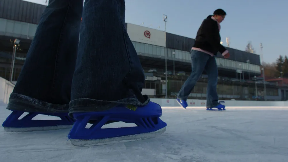 Tivoli - drsali&scaron;če na prostem, organizirala MOL v sodelovanju z Zavodom za turizem in Zavodom Tivoli - drsalci pri pokritem bazenu na igri&scaron;čih, ki poleti služijo za ko&scaron;arko in mali nogomet, //FOTO: Matej Pov&scaron;e<br><br>OPOMBA: ZA OBJAVO V ČASOPISU DNEVNIK