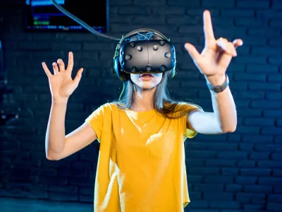 Digitalni lik britanske najstnice je spolno napadla skupina avatarjev neznancev. Podobni napadi so se v preteklosti v virtualnem svetu že zgodili, &scaron;e nikoli pa jih ni preiskovala policija.&nbsp;