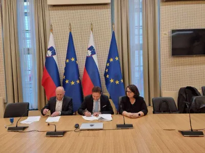 Ministra Franc Props in Klemen Bo&scaron;tjančič podpisujeta sporazum s sindikati