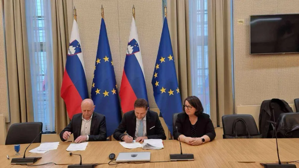 Ministra Franc Props in Klemen Bo&scaron;tjančič podpisujeta sporazum s sindikati