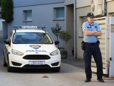 25.09.2021., Zagreb - Policija obavlja ocevid ispred zgrade u Mlinovima, u kojoj je nocas ubijeno troje ljudi. Photo: Marko Prpic/PIXSELL