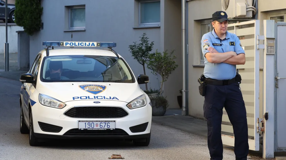 25.09.2021., Zagreb - Policija obavlja ocevid ispred zgrade u Mlinovima, u kojoj je nocas ubijeno troje ljudi. Photo: Marko Prpic/PIXSELL