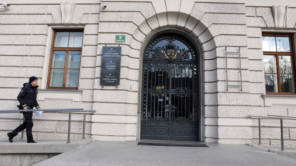 - protestni shod sodnikov -- 04.01.2024 &ndash; protest sodnikov - sodniki in tožilci za eno uro prekinili delo in s protestnimi shodi izrazili nestrinjanje z nespo&scaron;tovanjem ustavne odločbe glede sodni&scaron;kih plač. //FOTO: Tomaž Skale