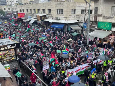 Demonstrators carry banners and flags during a protest in support of Palestinians in Gaza and to condemn strikes on Yemen, amid the ongoing conflict between Israel and the Palestinian Islamist group Hamas, in Amman, Jordan January 12, 2024. REUTERS/Jehad Shelbak