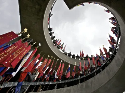 - prapor&scaron;čaki - Dražgo&scaron;e 2011 - osrednja slovesnost Po stezah partizanske Jelovice ob 69. obletnici Dražgo&scaron;ke bitke pri spomeniku Dražgo&scaron;ki bitki,   //FOTO: Jaka Adamič