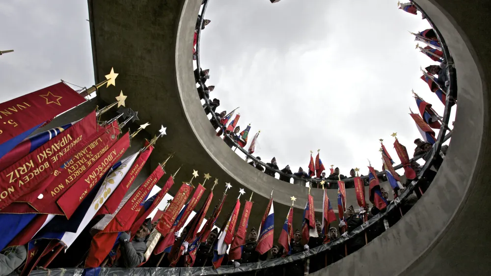 - prapor&scaron;čaki - Dražgo&scaron;e 2011 - osrednja slovesnost Po stezah partizanske Jelovice ob 69. obletnici Dražgo&scaron;ke bitke pri spomeniku Dražgo&scaron;ki bitki,   //FOTO: Jaka Adamič