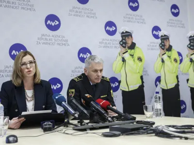 Direktorica AVP Simona Felser in vodja sektorja prometne policije Ivan Kapun s tremi silhuetami policistke z radarji, s katerimi bodo na določenih problematičnih odsekih upočasnjevali prehitre voznike.&nbsp;