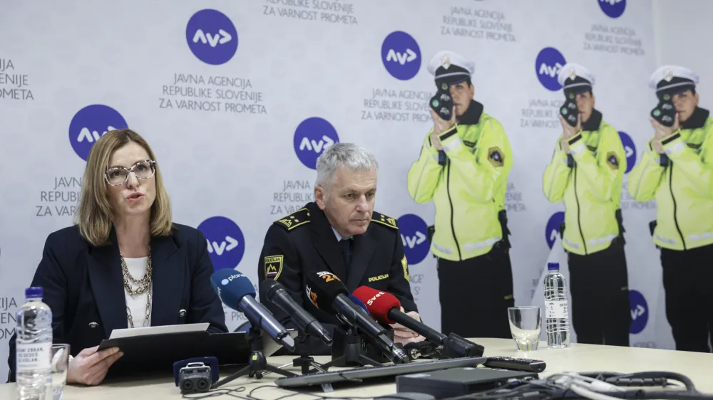 Direktorica AVP Simona Felser in vodja sektorja prometne policije Ivan Kapun s tremi silhuetami policistke z radarji, s katerimi bodo na določenih problematičnih odsekih upočasnjevali prehitre voznike.&nbsp;