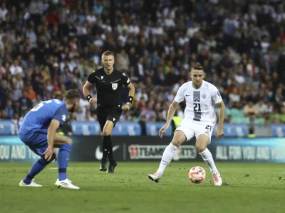 sodnik Orsato, Timi Max El&scaron;nik (desno)<br>- 14.10.2023 &ndash; nogomet - Slovenija &ndash; Finska, kvalifikacije za EP 2024, 7. krog:<br><br>skupina H<br><br> <br><br>//FOTO: Luka Cjuha