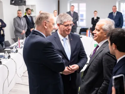 Hrva&scaron;ki, slovenski in italijanski notranji minister ​Božinović, Poklukar in Piantedosi nameravajo &scaron;e okrepiti sodelovanje med policijami za zajezitev migrantskih poti in večjo varnost schengenskega območja.&nbsp;