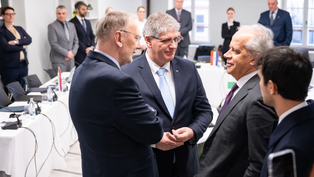 Hrva&scaron;ki, slovenski in italijanski notranji minister ​Božinović, Poklukar in Piantedosi nameravajo &scaron;e okrepiti sodelovanje med policijami za zajezitev migrantskih poti in večjo varnost schengenskega območja.&nbsp;