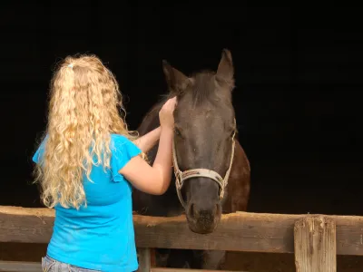 S pomočjo Saprami&scaron;kinega sklada, 18 letna Nina vsak teden obiskuje terapevtsko jahanje. 