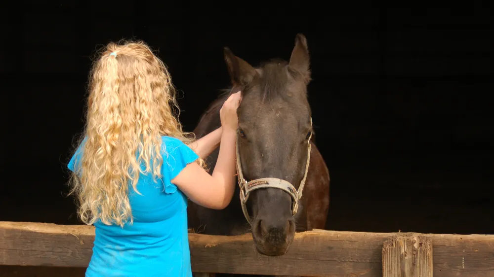 S pomočjo Saprami&scaron;kinega sklada, 18 letna Nina vsak teden obiskuje terapevtsko jahanje. 