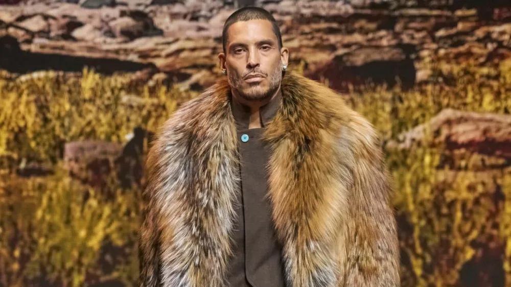 Nova kolekcija znamke Louis Vuitton za mo&scaron;ke je navdihnjena z zahodno kulturo v kombinaciji z brezčasno zahodno estetiko. 