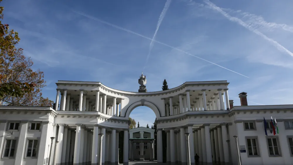 - 26.10.2017 - Pokopali&scaron;če ljubljanske Žale - urejenje in kra&scaron;enje grobov - Dan spomina na mrtve in praznik vseh svetih, dan mrtvih - <br> <br> <br>//FOTO: Luka Cjuha.