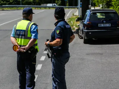 - slovensko-italijanska policijska patrulja &ndash; policija - 01.07.2019 &ndash; Sežana - nekdanji mejni prehod Lipica - Slovensko-italijansko mejo začeli nadzorovati me&scaron;ane slovensko-italijanske policijske patrulje s ciljem zaustaviti nezakonite prehode meja //FOTO: Bojan Velikonja