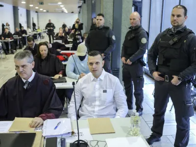 prvoobtoženi Klemen Kadivec in odvetnik Branko Gvozdić<br><br>- 24.01.2023 &ndash; glavna obravnava primer Kava&scaron;ki klan &ndash;&ndash; sojenje domnevnim članom slovenskega dela Kava&scaron;kega klana, ta izvira iz Črne gore &ndash; tožilstvo očita, da naj bi vsaj od decembra 2018 do maja 2021 na območju več držav v okviru hierarhično organizirane kriminalne združbe na veliko trgovali z drogo.<br><br>//FOTO: Jaka Gasar