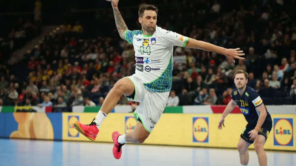 Dean Bombač (z žogo) in soigralci so bili na tekmi v Hamburgu povsem nebogljeni proti odličnim &Scaron;vedom.&nbsp;