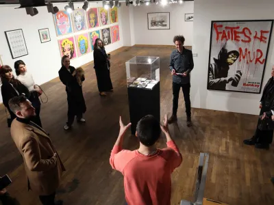 - 18.01.2024 &ndash; Čopova 14 v Ljubljani - razstava grafik ustvarjalca in političnega aktivista Banksyja - grafiti in dela britanskega uličnega umetnika, ki deluje pod umetni&scaron;kem imenom Banksy - //FOTO: Tomaž Skale