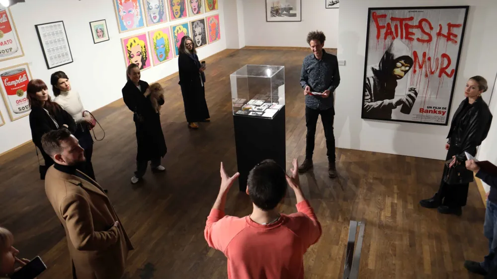 - 18.01.2024 &ndash; Čopova 14 v Ljubljani - razstava grafik ustvarjalca in političnega aktivista Banksyja - grafiti in dela britanskega uličnega umetnika, ki deluje pod umetni&scaron;kem imenom Banksy - //FOTO: Tomaž Skale