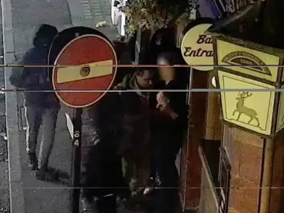 Kamera je ujela tudi napad na policista pod krinko, ki je z uro luksuzne znamke roparjem nastavil past.&nbsp;