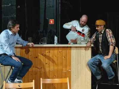 Pre&scaron;ernovo gledali&scaron;če Kranj: Milan Ram&scaron;ak Marković DEŽEVEN DAN V GURLITSCHU Režiser Sebastijan Horvat