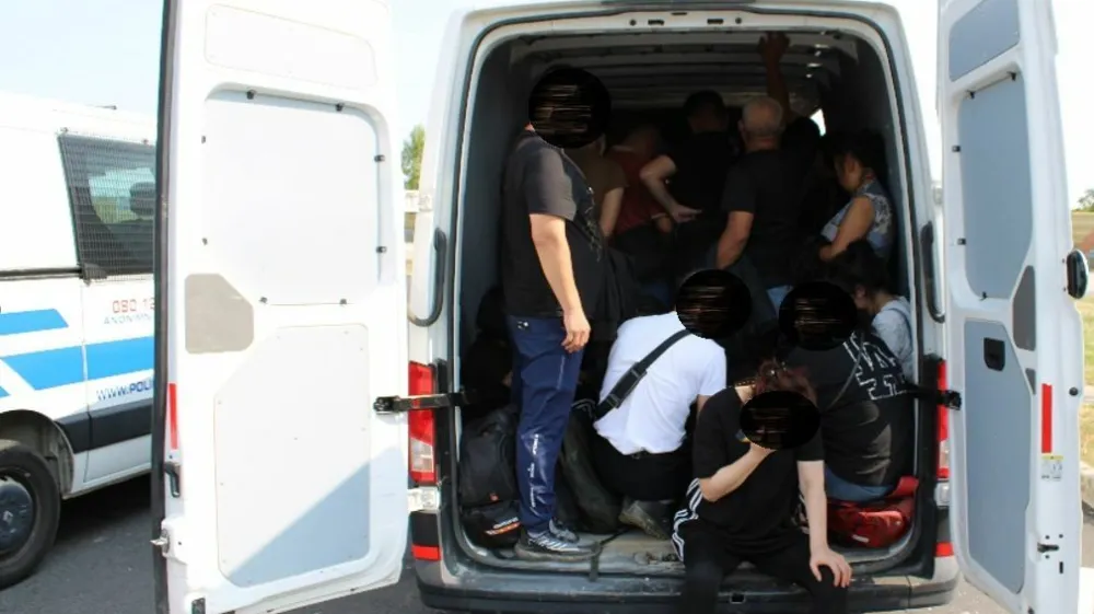 Hrva&scaron;ki državljan je v zadnjem delu kombija prevažal 32 Kitajcev. 