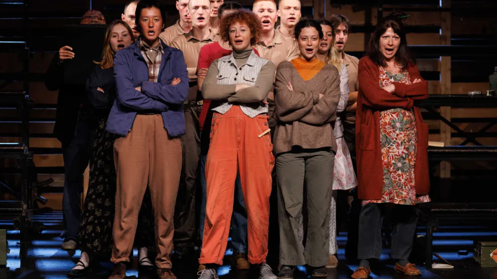 Prizor z vaje za predstavo Umetnost vojne/Umetnost miru, ki je nastala v okviru programa Mlado Mladinsko, v režiji Ane Du&scaron;a pa bo premierno uprizorjena nocoj.&nbsp;