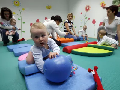 dojenčki - program pedoMaxi- Pedosana - svetovanje na področju gibalnega razvoja - razvojno gibalne urice za dojenčke - telovadba - vadnica: Trg komandanta Staneta 5, //FOTO: Tomaž Skale