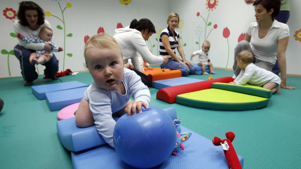 dojenčki - program pedoMaxi- Pedosana - svetovanje na področju gibalnega razvoja - razvojno gibalne urice za dojenčke - telovadba - vadnica: Trg komandanta Staneta 5, //FOTO: Tomaž Skale