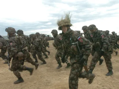 Madžarska - voja&scaron;ko vadi&scaron;če Varpalota <br><br>- voja&scaron;ka vaja Sokolji udar - najobsežnej&scaron;a vaja Slovenske vojske v tujini. <br>- urjenje in preverjanje 10. Bataljona SV - Slovenska vojska<br>- sodelovalo skupaj več kot 1100 pripadnikov Slovenske vojske. <br>- scenarij vaje - aktiviranje Natovih sil po petem členu Washingtonske listine<br><br>,// FOTO: Luka Cjuha<br><br>OPOMBA: ZA OBJAVO V ČASOPISU DNEVNIK<br>