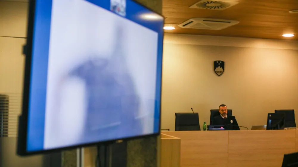 sodnik Tomaž Brom&scaron;e<br><br>Alen Bajc prek video povezave s tožilstvom podpisal sporazum o priznanju krivde<br> <br>- 06.01.2023 &ndash; sojenje primer Kava&scaron;ki klan - nadaljevanje predobravnavnih narokov domnevnim članom slovenskega dela Kava&scaron;kega klana, ta izvira iz Črne gore &ndash; tožilstvo očita, da naj bi vsaj od decembra 2018 do maja 2021 na območju več držav v okviru hierarhično organizirane kriminalne združbe na veliko trgovali z drogo.<br> <br>//FOTO: Bojan Velikonja<br> 