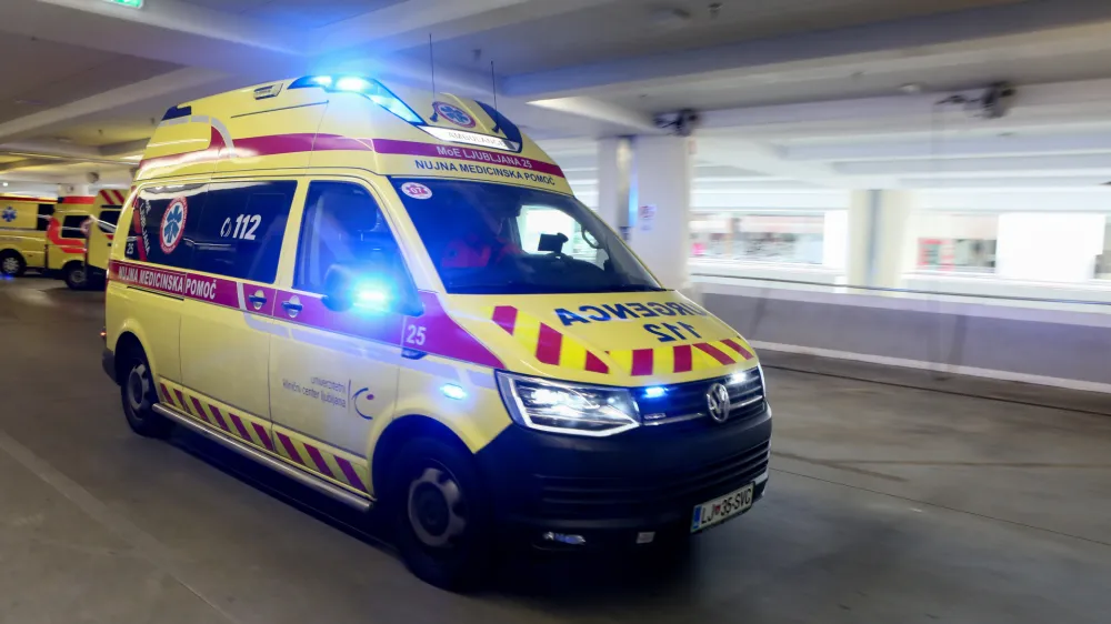 simbolična fotografija - nujna medicinska pomoč - re&scaron;evalno vozilo - re&scaron;ilec<br><br><br>- 25.09.2018 - Kirur&scaron;ka klinika UKC Ljubljana - Urgentni kirur&scaron;ki blok - urgenca - reanimacijski prostor &ndash; ogled simulacije na mestu dejanskega sprejema politravmnatiziranega po&scaron;kodovanca //FOTO: Luka Cjuha.