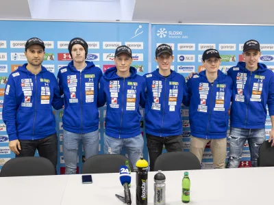 Ljubljana, SZS.<br>Novinarska konferenca slovenske reprezentance v smucarskih poletih.<br>Glavni trener slovenske moske skakalne reprezentance Robert Hrgota in smucarski skakalci Lovro Kos, Anze Lanisek, Peter Prevc, Domen Prevc in Timi Zajc.