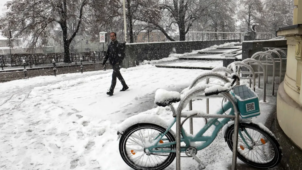 - 19.01.2024 &ndash; Sneženje v Ljubljani - - mestno kolo za izposojo - Rent a bike Ljubljana <br><br>//FOTO: Tomaž Skale<br>