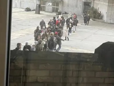 V nedeljo zjutraj se je pred Centralno tehni&scaron;ko knjižnico vila dolga čakalna vrsta.&nbsp;