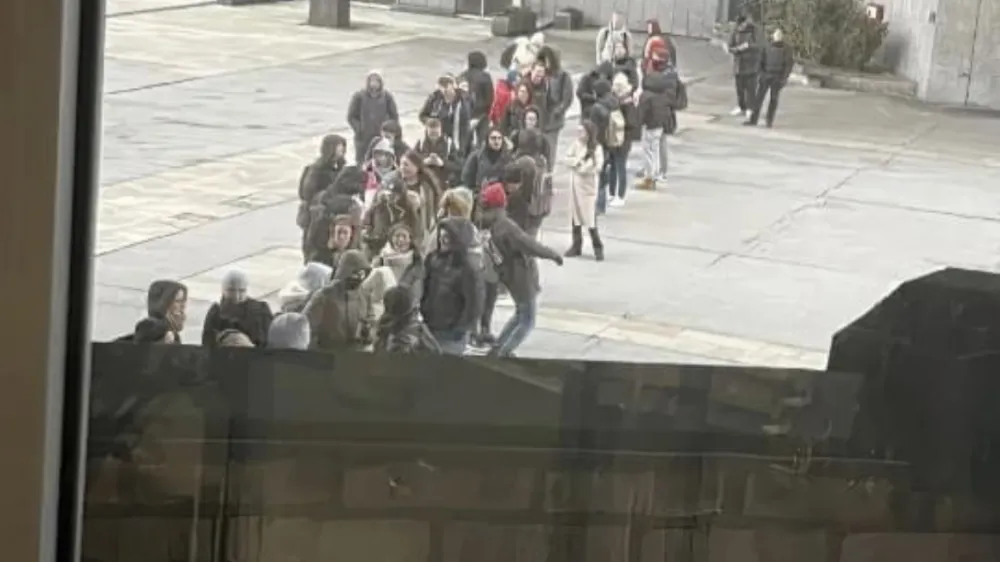 V nedeljo zjutraj se je pred Centralno tehni&scaron;ko knjižnico vila dolga čakalna vrsta.&nbsp;