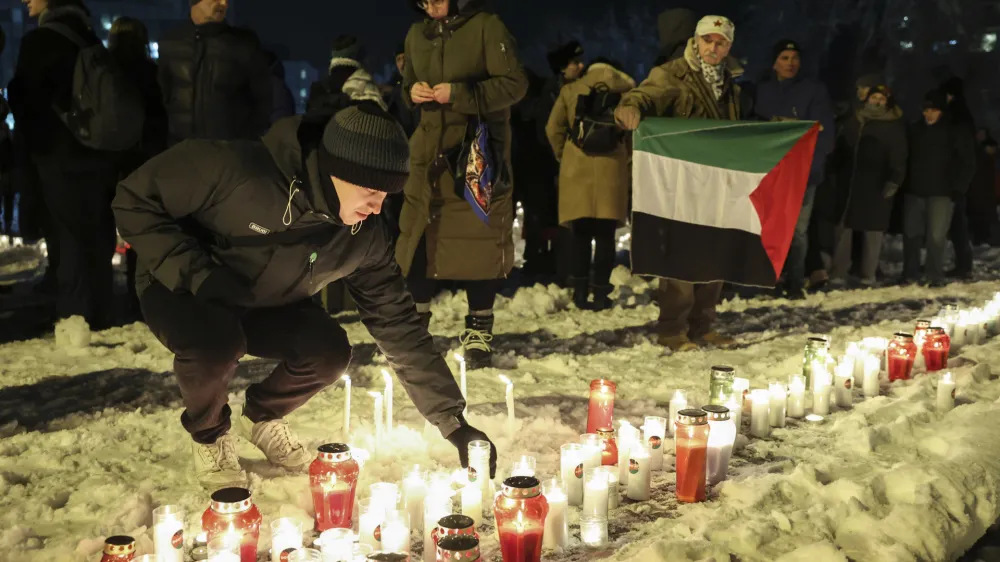- 22.01.2024 &ndash; Trg republike v Ljubljani - protest proti genocidu v Gazi - DOST JE! - Prinesimo svečo za Gazo &ndash; prižgali sveče pod zastavami Evropske unije za umrle, ranjene in izginule v Gazi //FOTO: Jaka Gasar