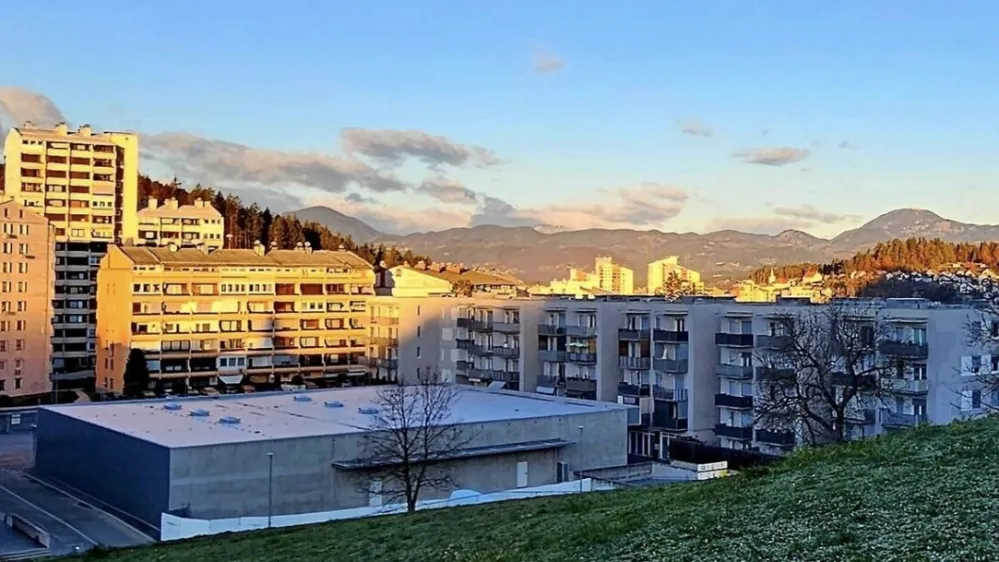 Glede na visoke položnice, ki so jih prejeli za december, se mnogi, ki živijo v blokih, bojijo, kak&scaron;ni bodo &scaron;ele zneski za januar. Foto: Mojca Marot