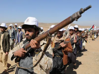 Tribesmen loyal to the Houthis march during a military parade for new tribal recruits amid escalating tensions with the U.S.-led coalition in the Red Sea, in Bani Hushaish, Yemen January 22, 2024. REUTERS/Khaled Abdullah