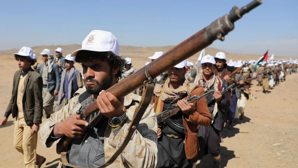 Tribesmen loyal to the Houthis march during a military parade for new tribal recruits amid escalating tensions with the U.S.-led coalition in the Red Sea, in Bani Hushaish, Yemen January 22, 2024. REUTERS/Khaled Abdullah