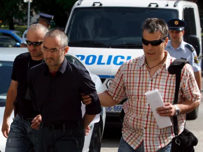 predstojnik budistične skupnosti v Sloveniji Shenpen Rinpoche pred sodi&scaron;čem<br><br><br><br>- policisti pripeljali ljubljanskega &raquo;budističnega vodjo&laquo;, 43-letnega Ljubljančana Shenpena Rinpocheja oziroma Ronana Chatelliera - ovadili so ga zaradi domnevnega spolnega napada na osebo, mlaj&scaron;o od 15 let<br><br><br>//FOTO: Bojan Velikonja