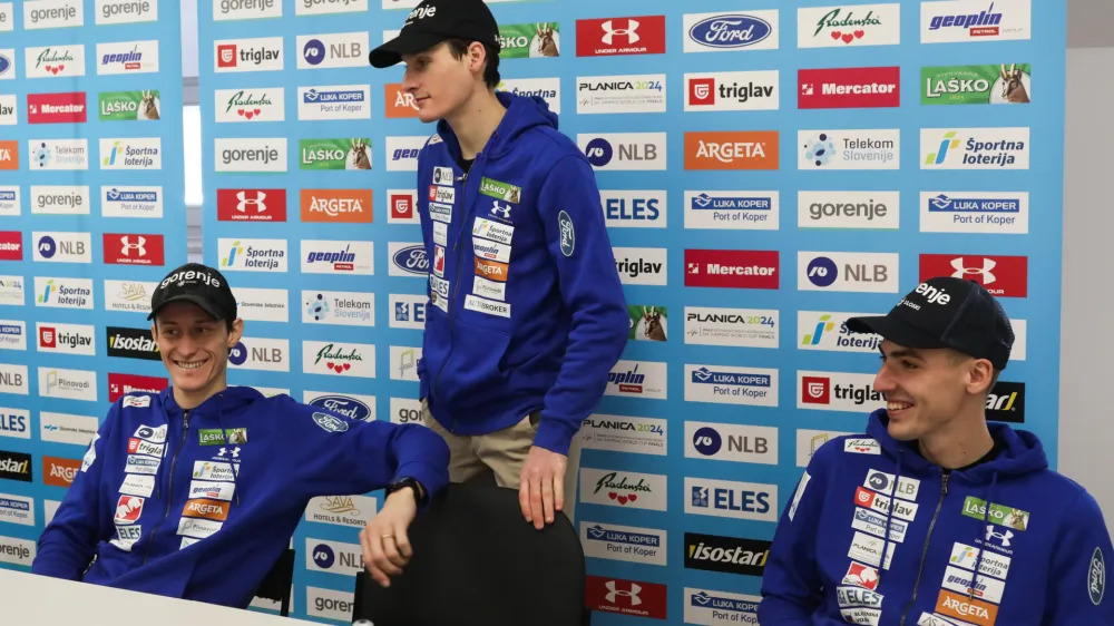 Slovenski smučarski skakalci (z leve) Peter Prevc, Domen Prevc in Timi Zajc dobre volje pričakujejo nastop na svetovnem prvenstvu v poletih na Kulmu.&nbsp;